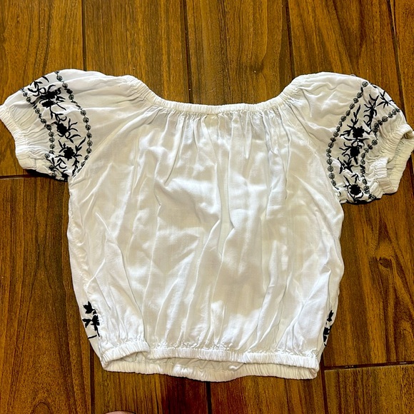 Japan’s large blouse crop top embroidered flowers - Picture 2 of 2